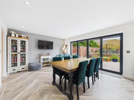 Spacious Lounge/Dining Area