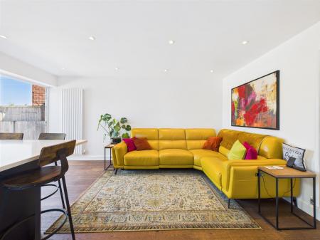 Lounge/Dining Area