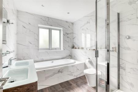 Luxuriously Appointed En-Suite Bathroom