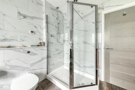 Luxuriously Appointed En-Suite Bathroom
