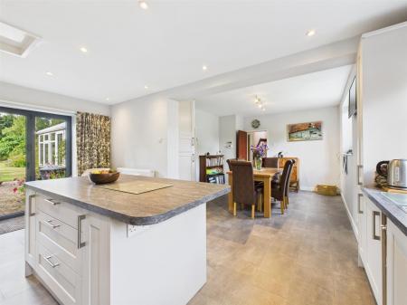 L-Shaped Open Plan Dining/Living Kitchen