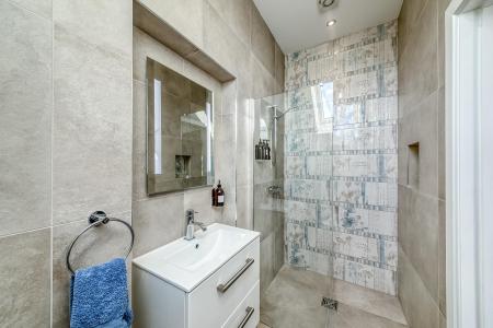 Superbly Appointed Shower Room