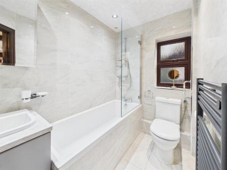 Well-Appointed En-Suite Bathroom