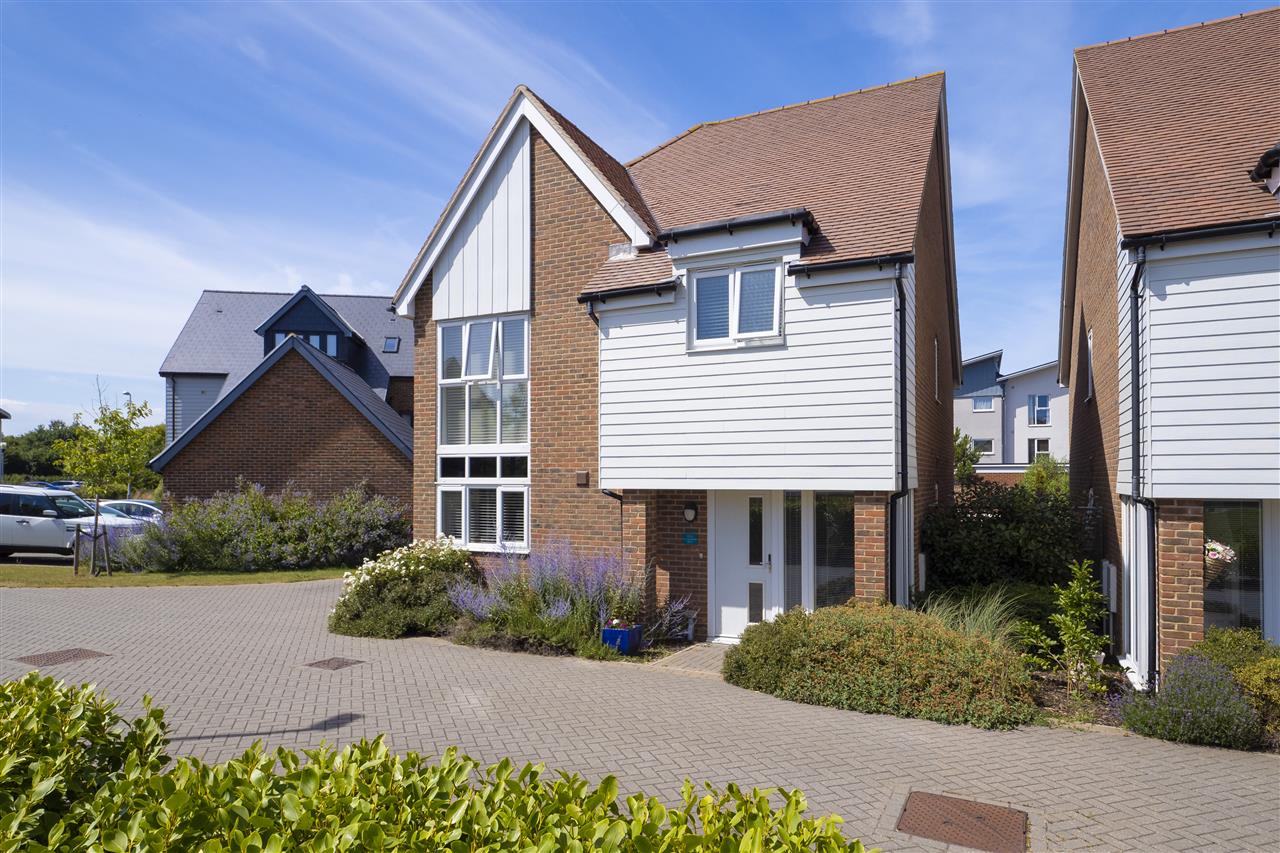 3 bedroom Detached House for sale in Hawkinge