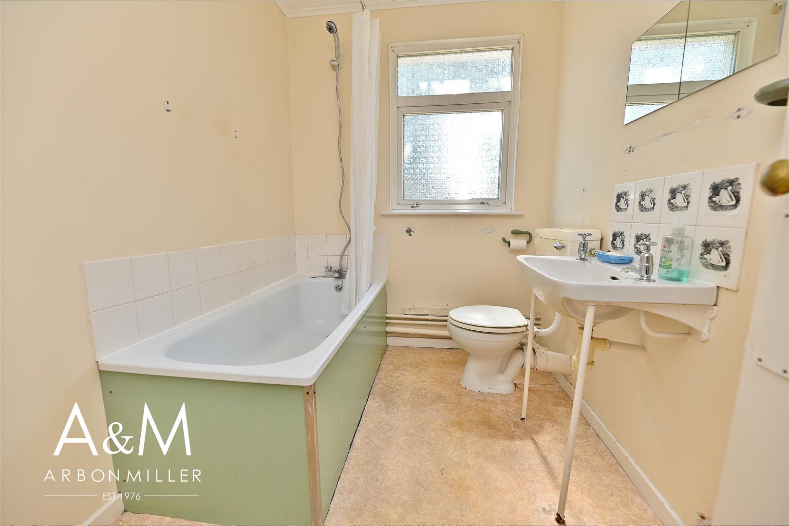 1 bedroom Flat for sale in Barkingside