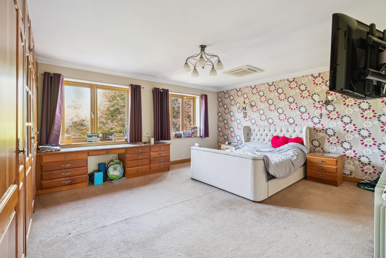 5 bedroom Detached House for sale in IVER