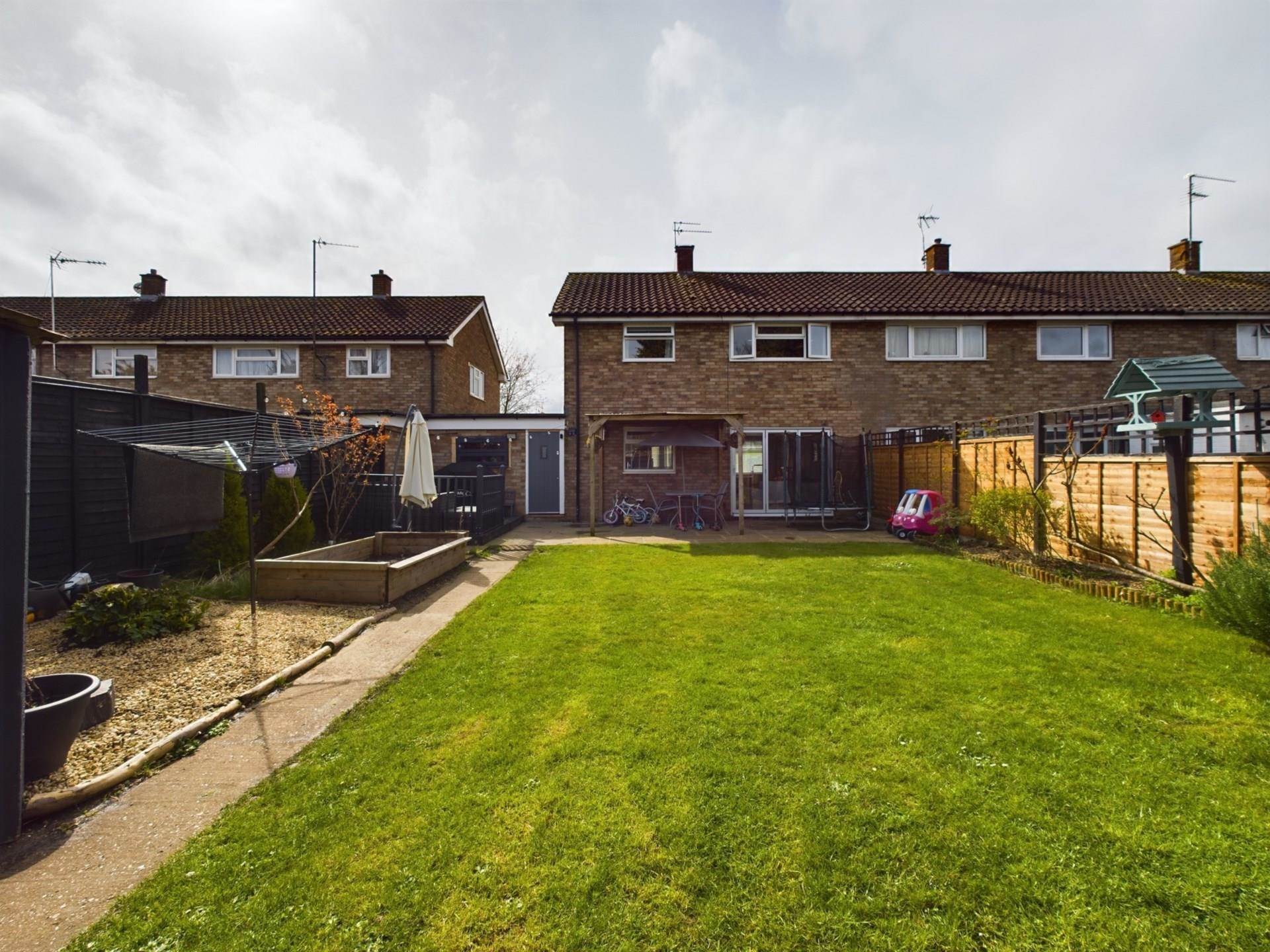 3 bedroom End of Terrace House for sale in Aylesbury