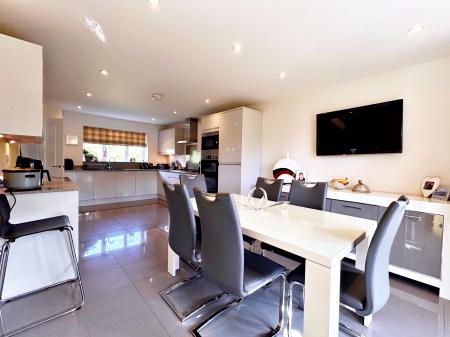 Kitchen/ Dining room