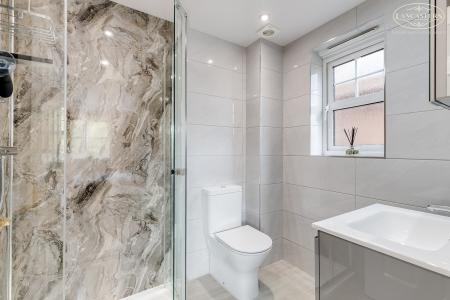 Bedroom 2 en suite