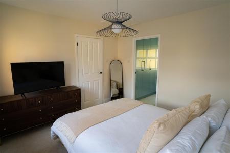 MASTERBEDROOM2.jpg