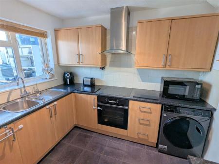 7 Kitchen.jpg