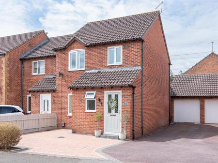 26 Balmoral Close-2.jpg