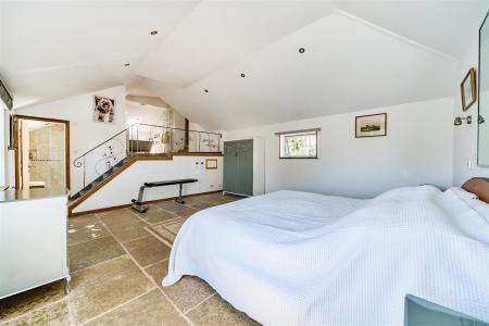 TRH Bed 1 Suite.jpg