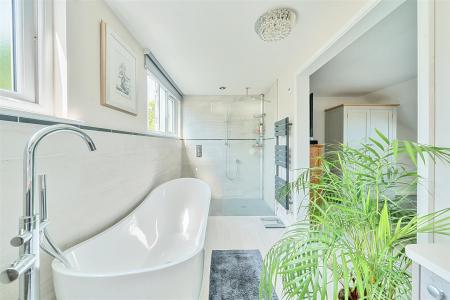 Spinney Bed1Ensuite.jpg