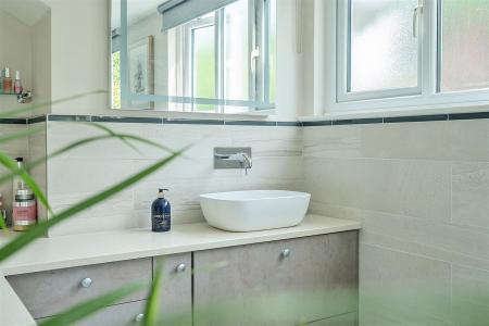 Spinney Bed1Ensuite..jpg