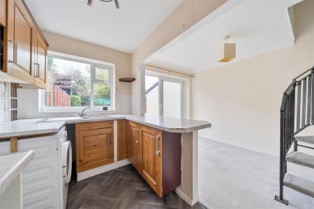 Elizabeth Close Kitchen Dining..jpg