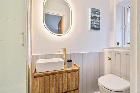 New Meadow Ensuite.jpg