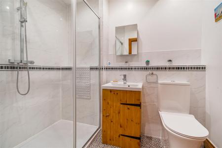 West Barn Ensuite.jpg