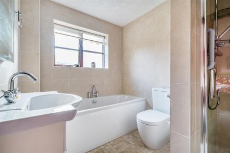 Penbar Bath Ensuite.jpg