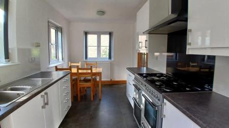 Kitchen 2.jpg