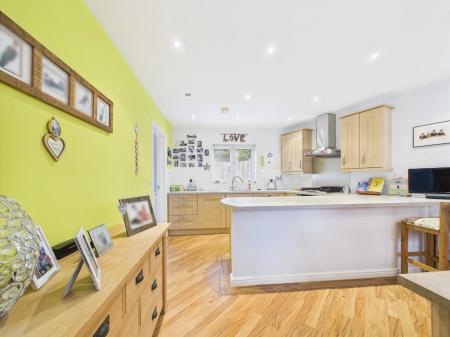 Kitchen/ Dining Room