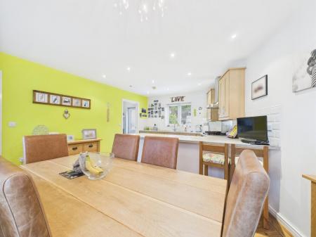 Kitchen/ Dining Room