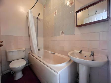 Flat 1 Bathroom