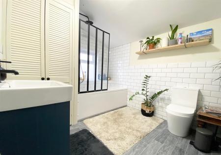 10 Stirling Road - Bathroom.jpg