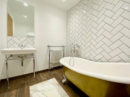 Bathroom 2.jpg