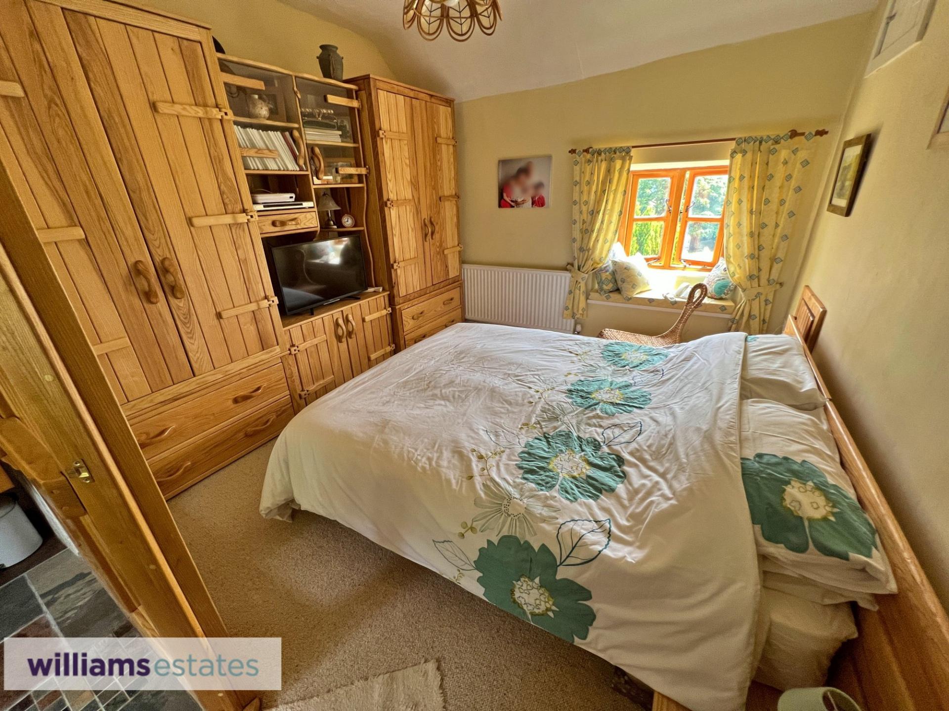 3 bedroom House for sale in Pwllglas