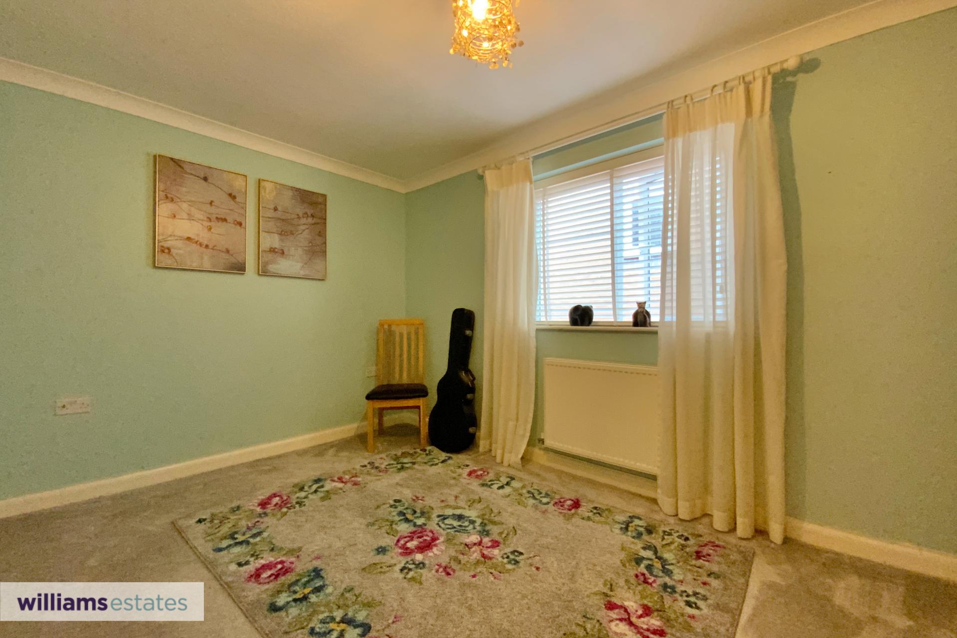 5 bedroom House for sale in Gwernymynydd