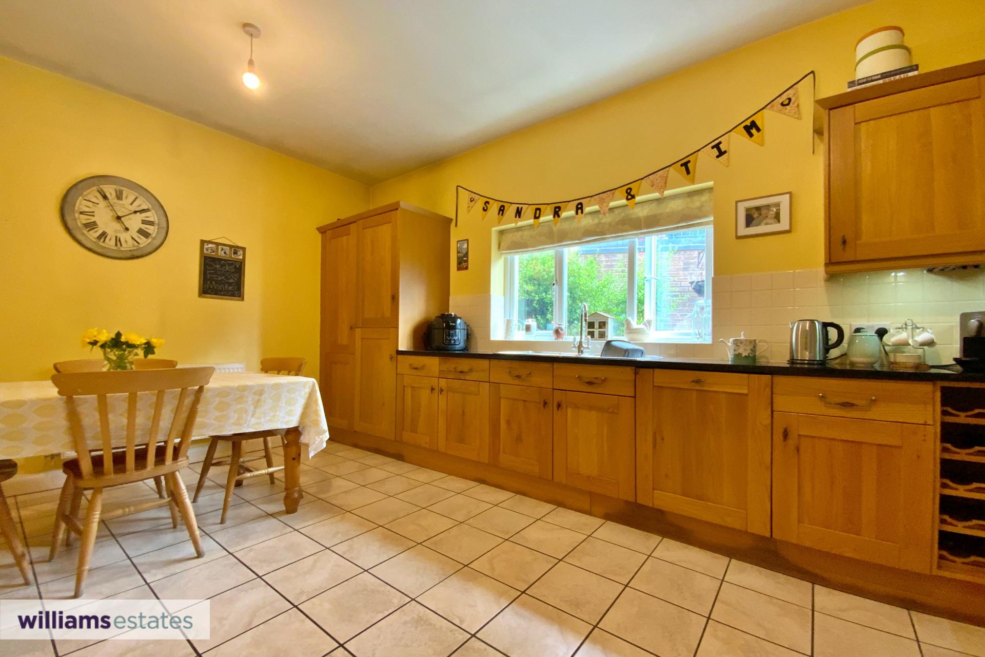 5 bedroom House for sale in Gwernymynydd