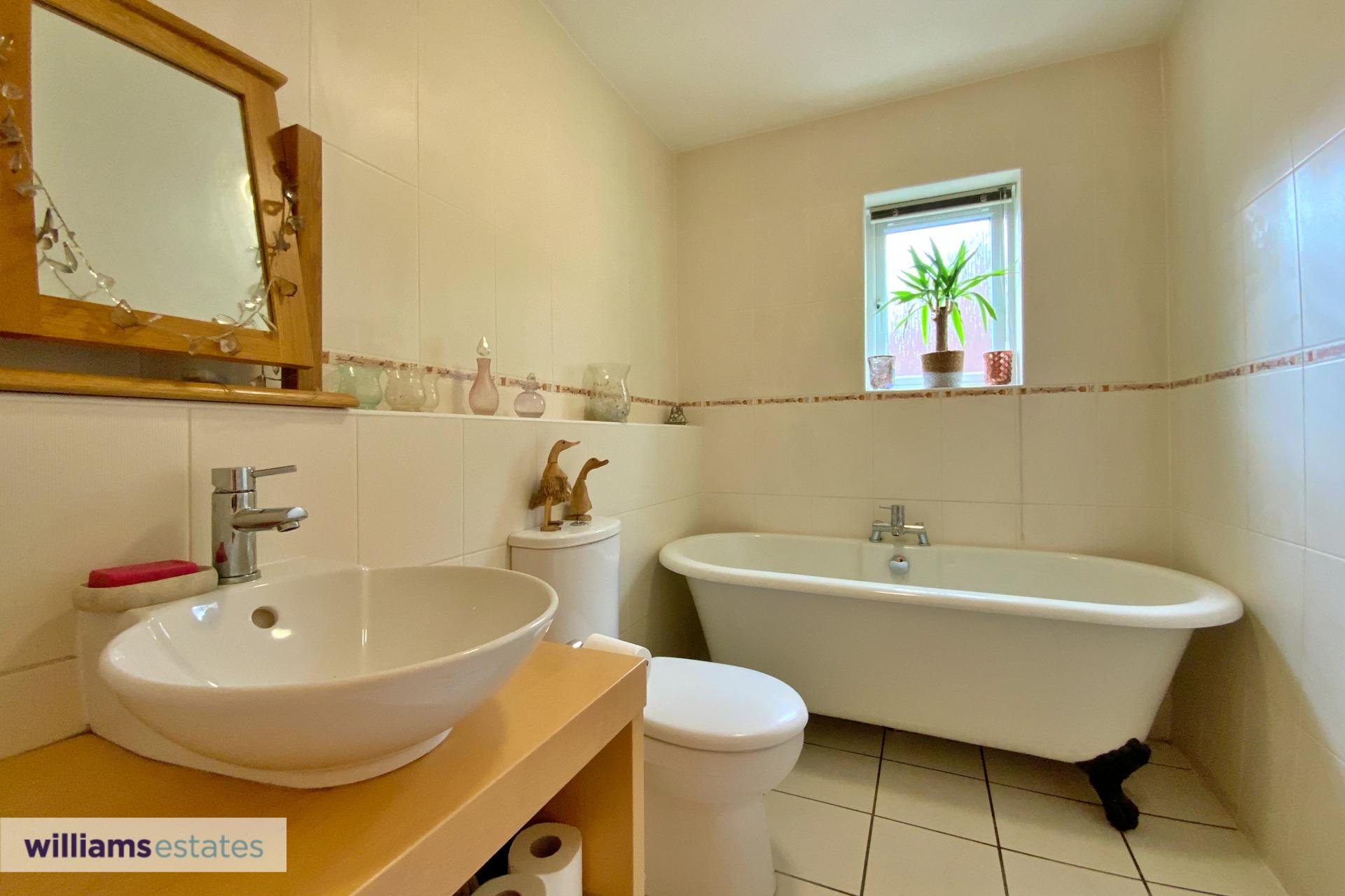 5 bedroom House for sale in Gwernymynydd