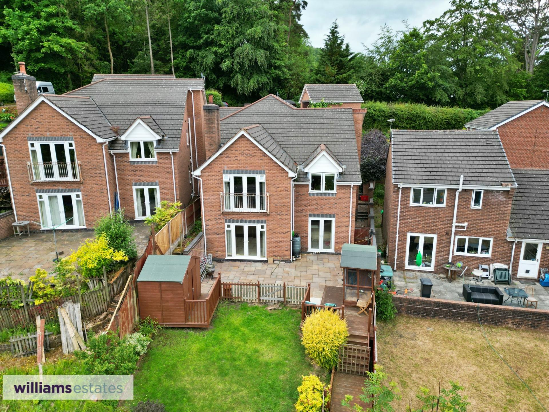 5 bedroom House for sale in Gwernymynydd