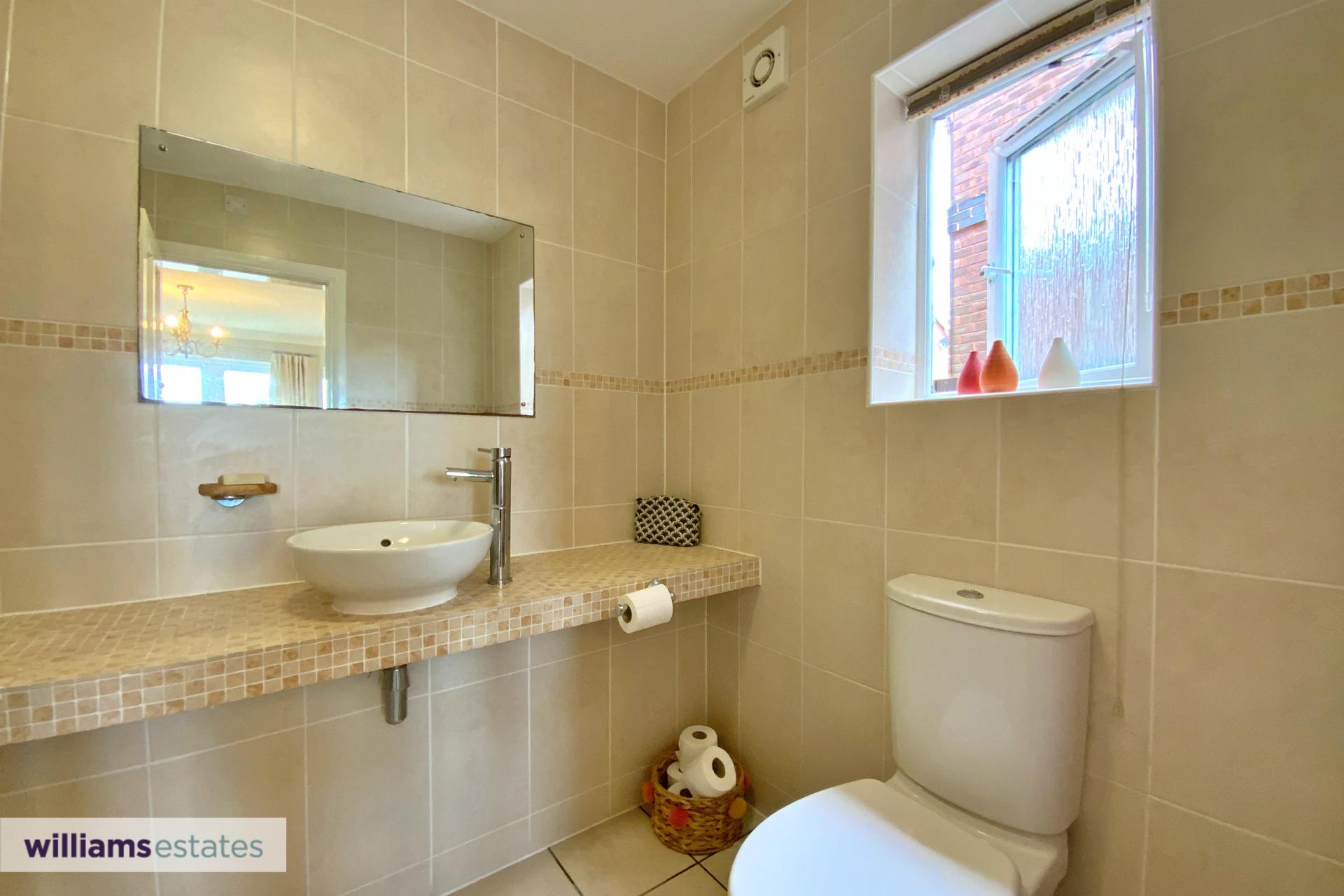 5 bedroom House for sale in Gwernymynydd