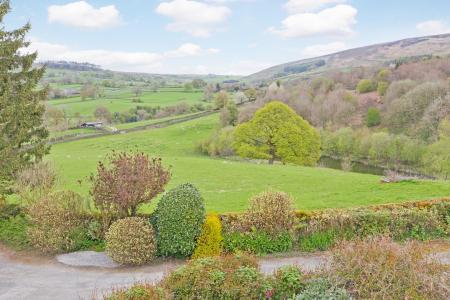 Spacious Cottage Gardens