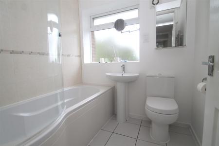 Bathroom (Rear)