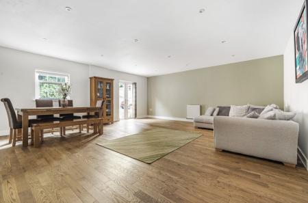 Sitting/dining room