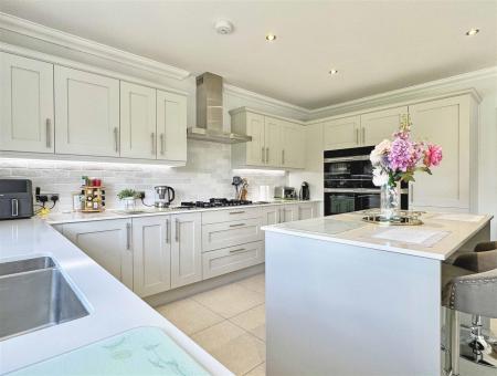 Kitchen (c).jpg