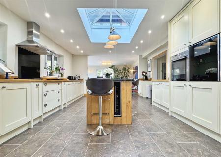 Kitchen (b).jpg