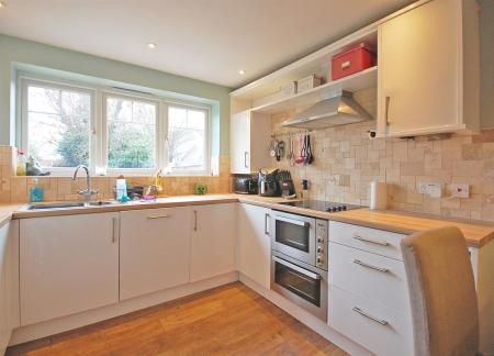 Kitchen b.jpg