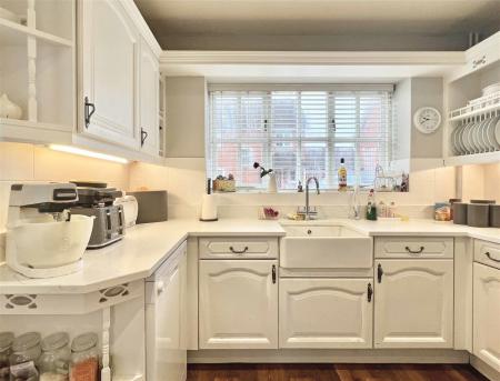 Kitchen b.jpg