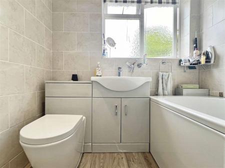 Bathroom b.jpg