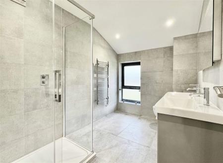 En-Suite To Master Bedroom 2.jpg