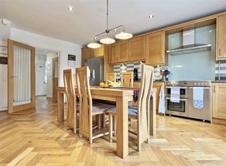 Kitchen 2.jpg