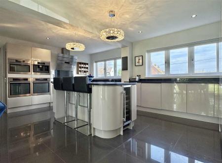 Kitchen b.jpg