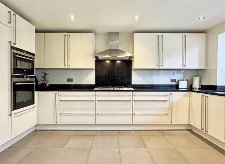 Kitchen f.jpg