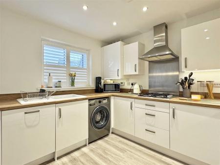 Kitchen b.jpg
