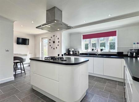 Kitchen b.jpg