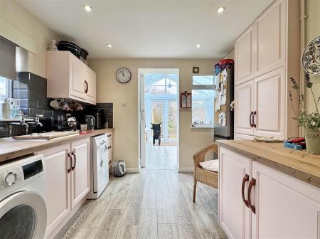 Kitchen b.jpg